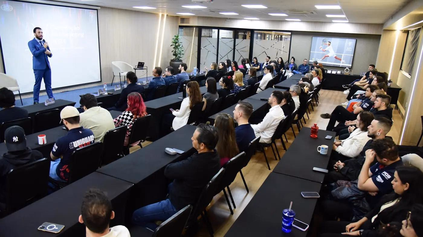 Auditório da UNE Eventos em Cascavel com plateia durante apresentação