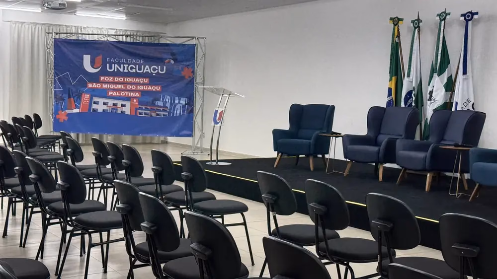 Sala de treinamento da UNE Eventos em Foz do Iguaçu com identidade visual Uniguaçu