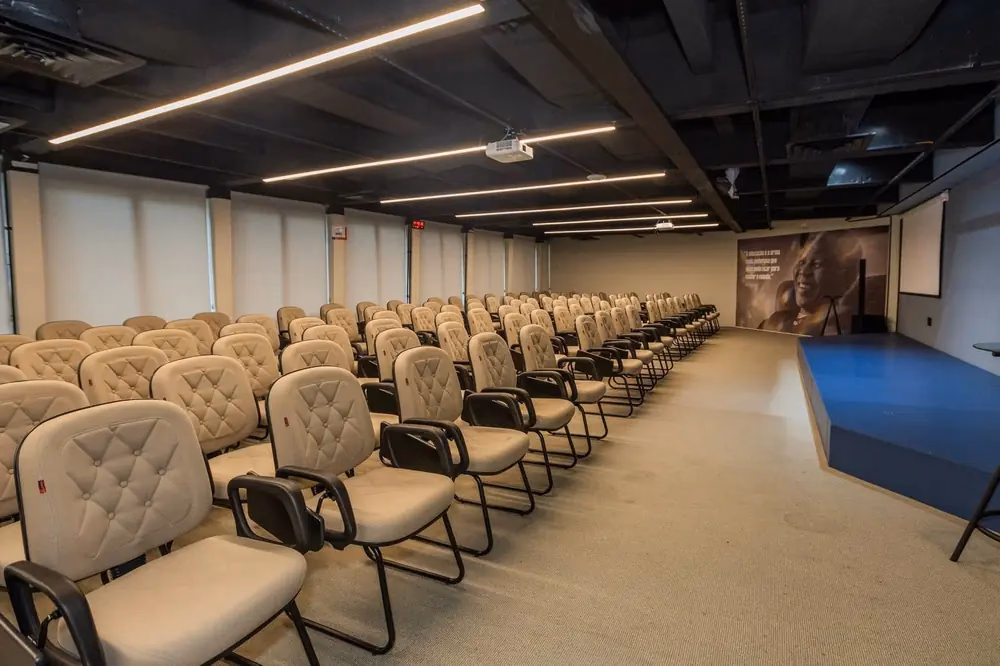 Pessoas em networking durante evento da UNE Eventos